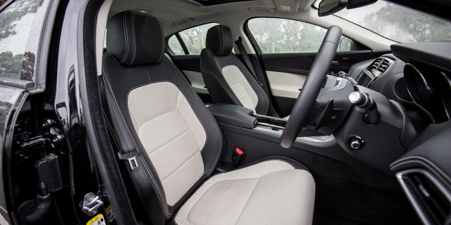 Панель приборов Jaguar XE 25t R-Sport 2015 года  (AU) (фото 7 из 40)